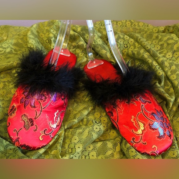 Marabou Feather Satin Slippers Floral Red Multi
New without tags - Picture 3 of 8